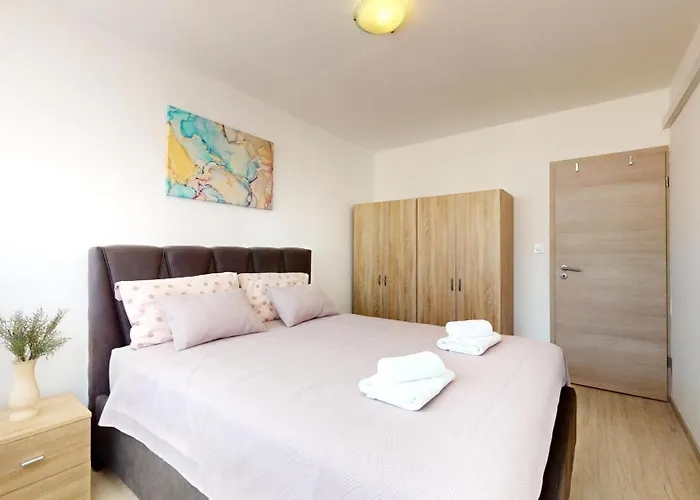 Airy And Modern Mon Cheri * Split