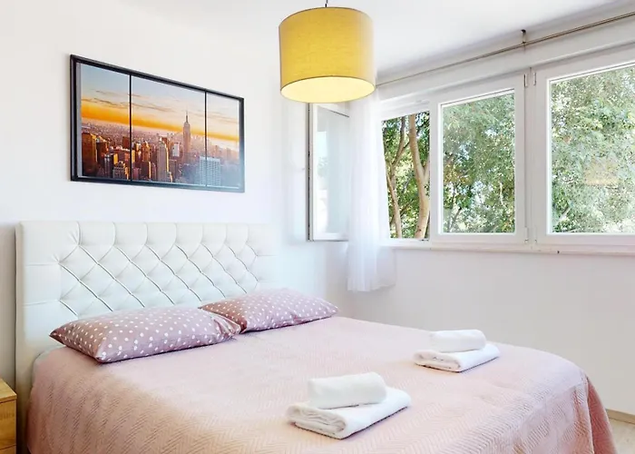 Airy And Modern Mon Cheri * Split