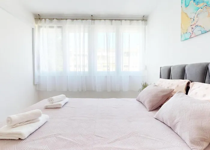 Airy And Modern Mon Cheri * Split