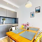 Airy And Modern Mon Cheri 스플리트