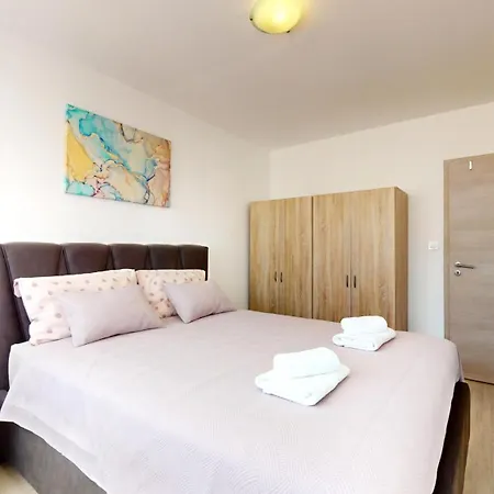Airy And Modern Mon Cheri * 스플리트
