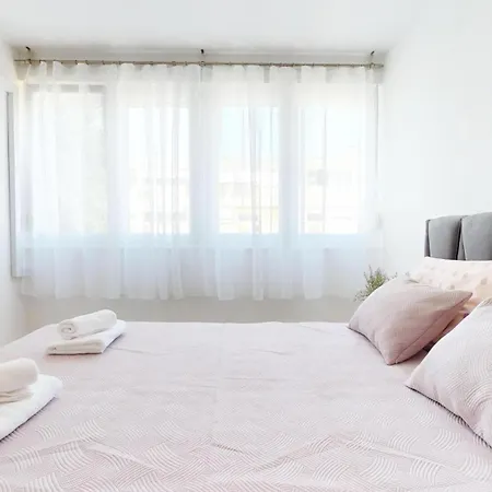 Airy And Modern Mon Cheri * 스플리트
